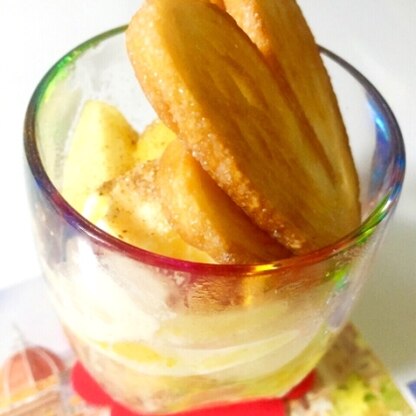 冷凍パイシートの代わりに源氏パイで(*^^*) バニラアイスとシナモンをかけてみました！焼きりんごにぴったりで、とっても美味しかったです♫